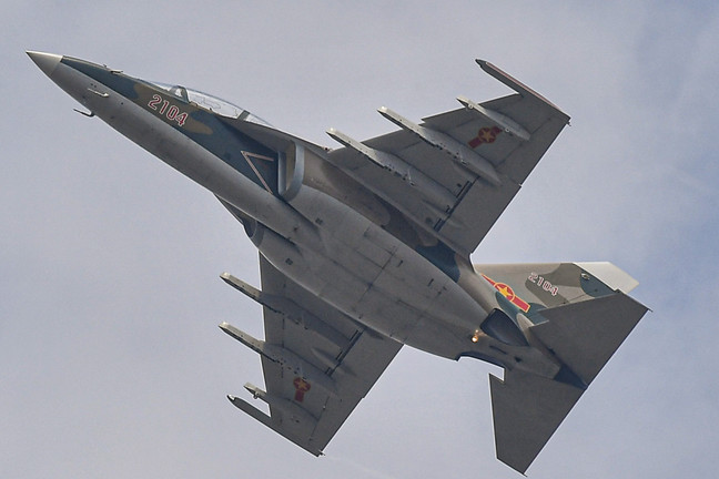 Máy bay tiêm kích bật thẳng đứng, nhào lộn trên bầu trời Hà Nội