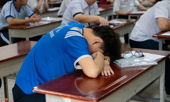 Một trường bất ngờ tăng điểm chuẩn sau khi công bố