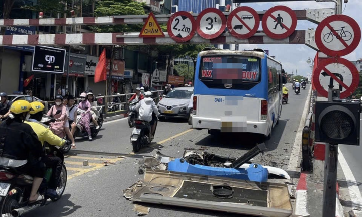 Phạt tài xế lái xe khách lên cầu vượt Thái Hà, làm hư hỏng biển báo