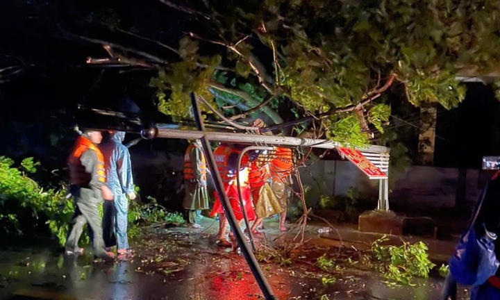 Bão số 5 có thể quần thảo đến nửa đêm, 9 người thương vong, hơn 600 nhà tốc mái