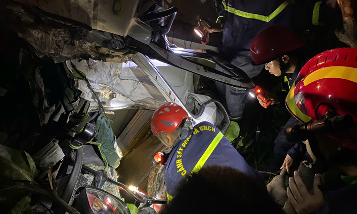 Xe tải lật xuống mương nước sau va chạm với xe đầu kéo, 1 người mắc kẹt ở cabin