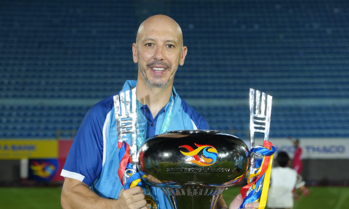 Chửi trọng tài rồi bỏ chạy, trợ lý HLV Công an Hà Nội vẫn bị phạt