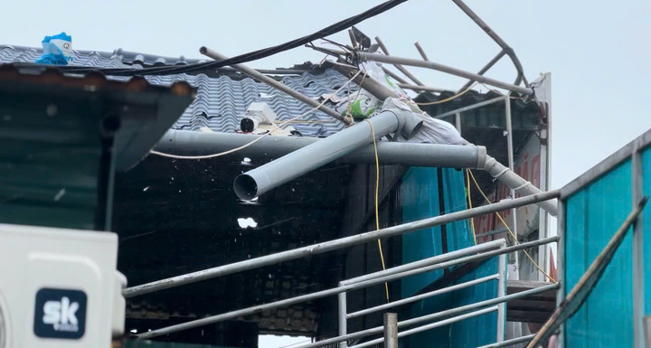 Bão số 5 càn quét: Nhà cửa đổ sập, cây cối bật gốc, trụ điện bị quật ngả nghiêng