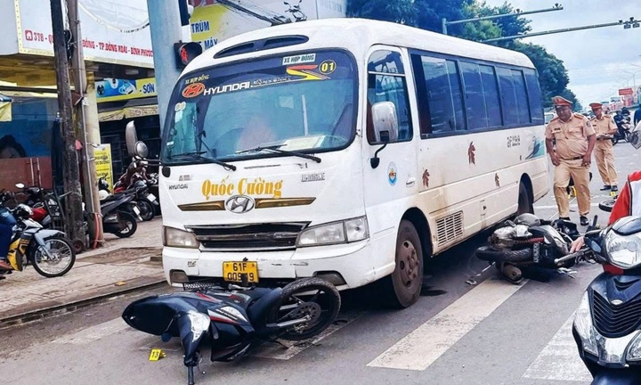 Ô tô khách tông loạt xe máy dừng đèn đỏ ở Đồng Nai