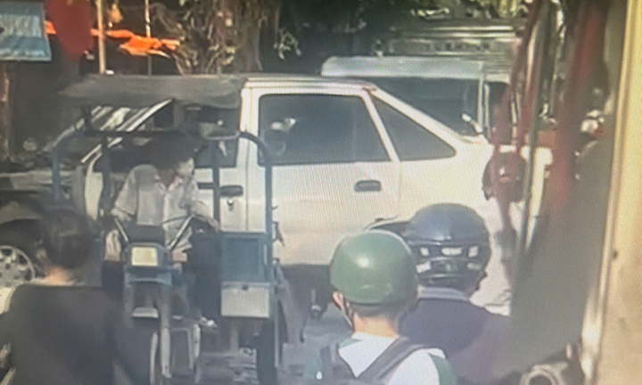 Xử phạt xe ba gác chở ô tô trên đường ở TP.HCM