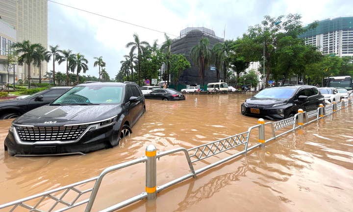 Giao thông Hà Nội hỗn loạn sau mưa lớn, tài xế bỏ ô tô trên đường ngập