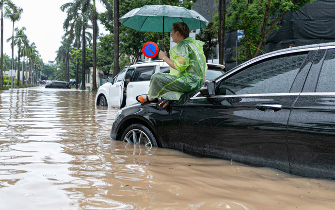Phố Hà Nội biến thành sông: Ô tô chết máy la liệt, tài xế leo lên capo chờ cứu hộ