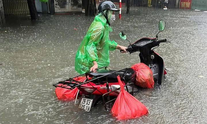 Khắp nơi ngập sâu, người Hà Nội nháo nhác lên mạng hỏi nhau đường đi làm