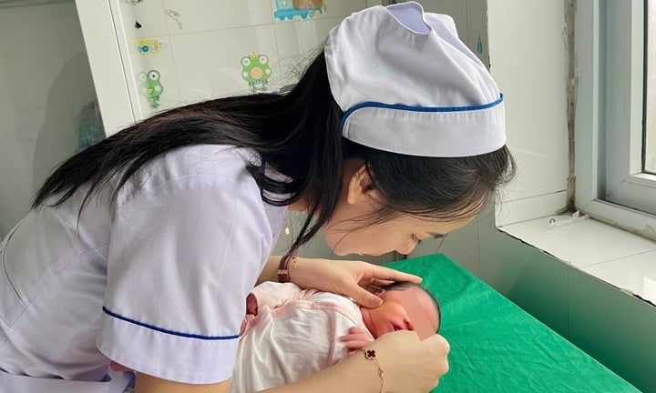Em bé chào đời giữa tâm bão số 5