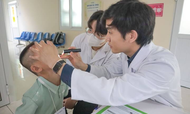 Bà nội ôm cháu ‘vượt’ bão đến Hà Nội ‘vá’ nụ cười