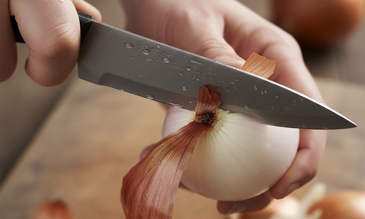 Mẹo gọt vỏ hành ko bị cay mắt