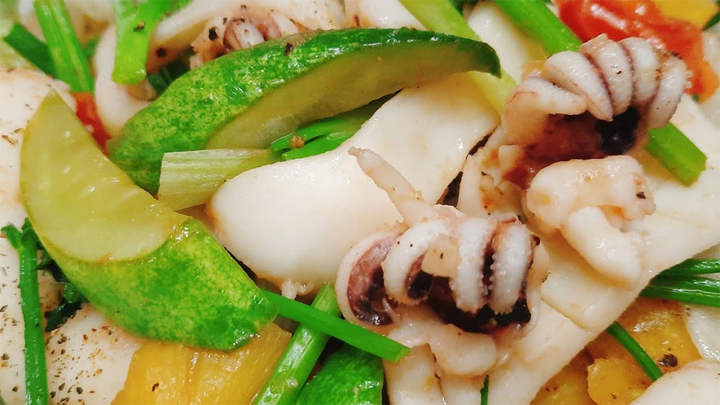 6 mẹo đơn giản giúp xào mực không ra nước, giòn thơm