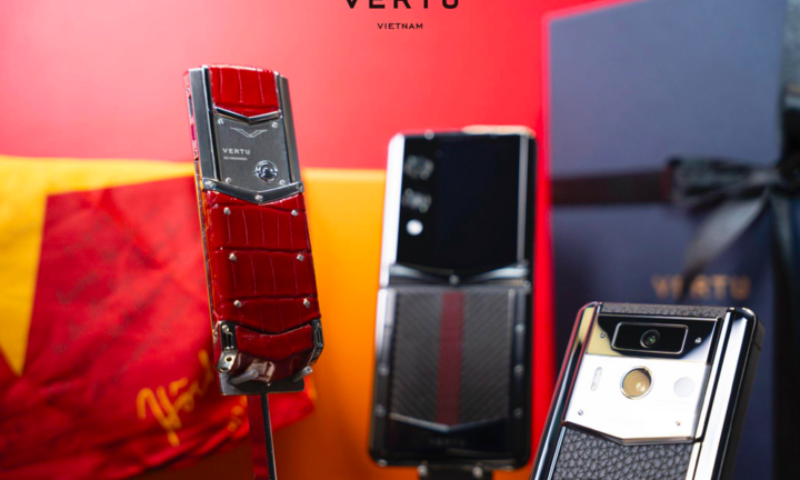 Vertu Iron Flip & Quantum Flip: Điện thoại gập thành món quà xa xỉ mùa lễ hội