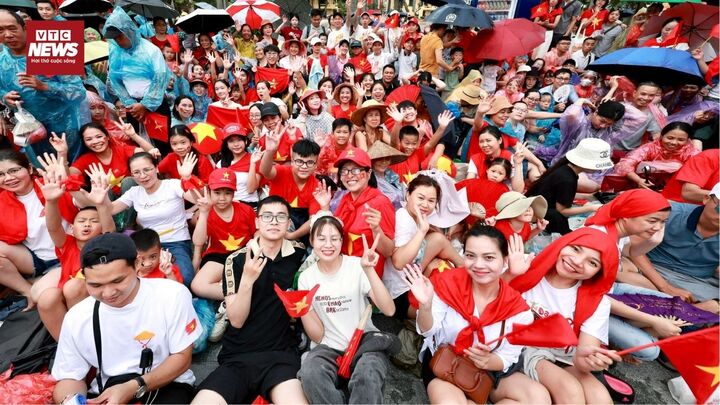 Người dân vẫy cờ, hát vang khúc ca yêu nước trước giờ sơ duyệt diễu binh