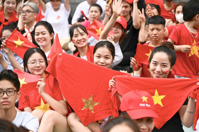 Người dân mở hội, biến phố Hà Nội thành biển cờ đỏ sao vàng trước giờ sơ duyệt