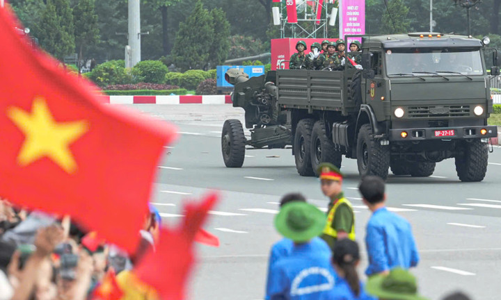 Xe pháo, tên lửa tiến vào trung tâm Hà Nội trước giờ sơ duyệt diễu binh A80