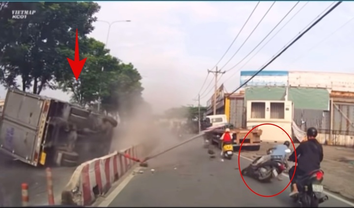 Xe tải lao lên dải phân cách, húc gãy biển báo ở TP.HCM