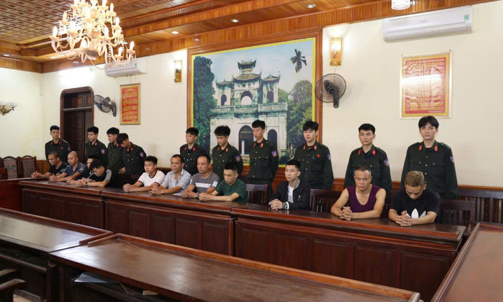 Công an Hưng Yên phá sới bạc kiên cố như boong ke, bắt giữ 18 người