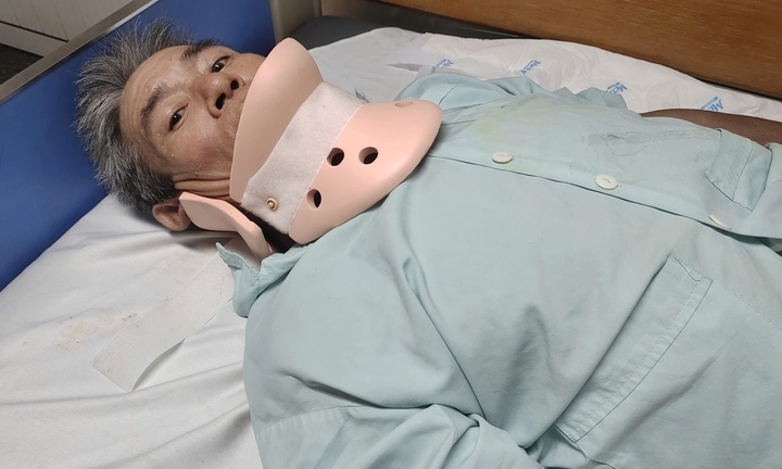 Con khóc ròng bên hành lang viện, cầu xin cứu người bố nằm liệt vì tai nạn