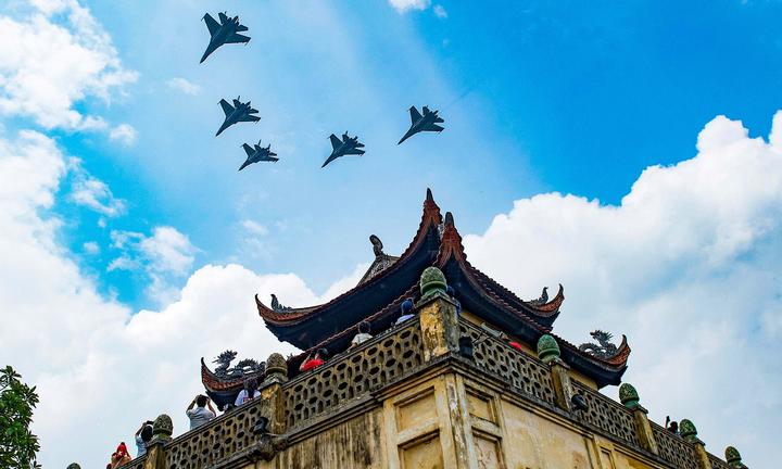 Hai sân bay đồng loạt 'phóng' phi cơ quân sự hướng về Quảng trường Ba Đình