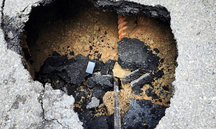 Ô tô bất ngờ ‘sụt hố’ trên phố Đội Cấn, Hà Nội