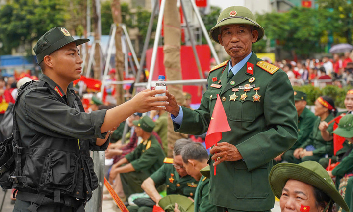 Cựu chiến binh ngồi hàng ghế ưu tiên trước buổi tổng duyệt A80