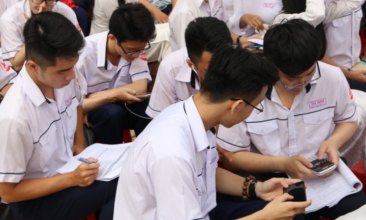 Hàng loạt địa phương siết chặt quản lý việc dùng điện thoại của học sinh
