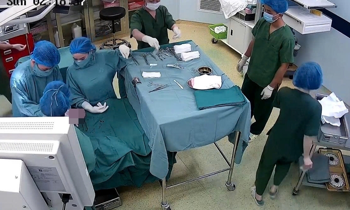 Ca mổ ngược quy trình cứu sản phụ mang thai đôi nguy kịch