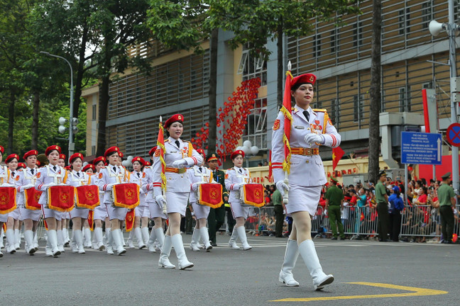 Cận cảnh đoàn quân diễu binh qua phố, khán giả đứng chật hai bên đường cổ vũ
