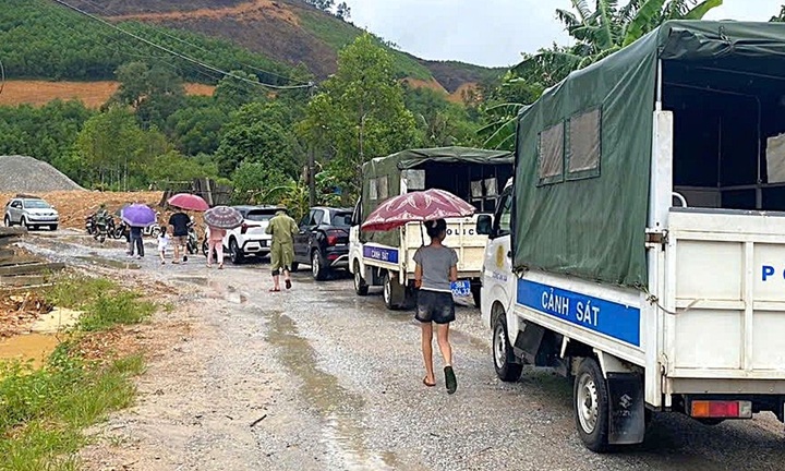 Ứng phó bão số 6, nhiều địa phương miền Trung sơ tán dân khỏi vùng nguy hiểm