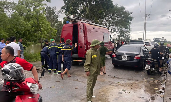 Một nữ sinh lớp 9 ở Thanh Hóa ngã xuống sông lúc lũ đang lên