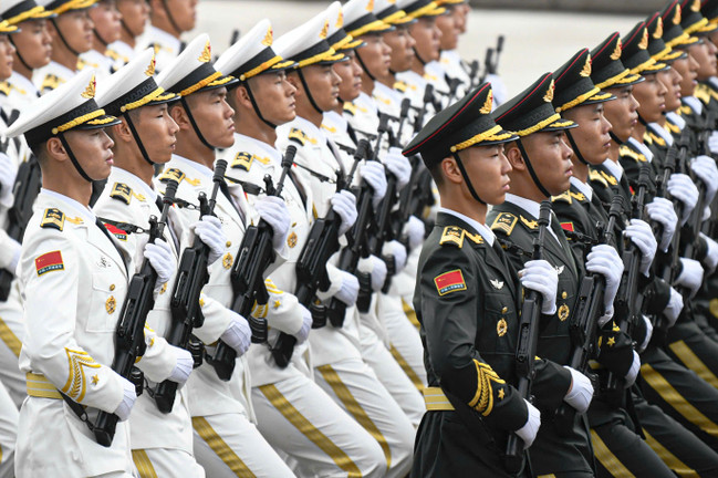 Cận cảnh 4 khối quân đội quốc tế nghiêm trang diễu binh qua Quảng trường Ba Đình