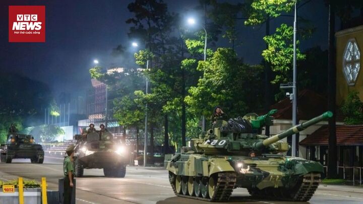 Giữa đêm, dàn khí tài diễu binh A80 hùng dũng tiến về Ba Đình 