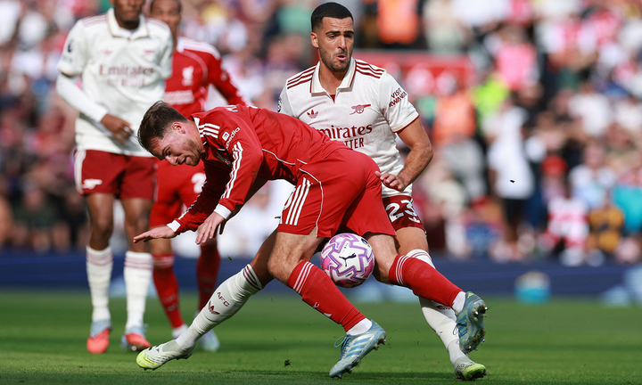 Trực tiếp bóng đá Liverpool 1-0 Arsenal: Siêu phẩm sút phạt