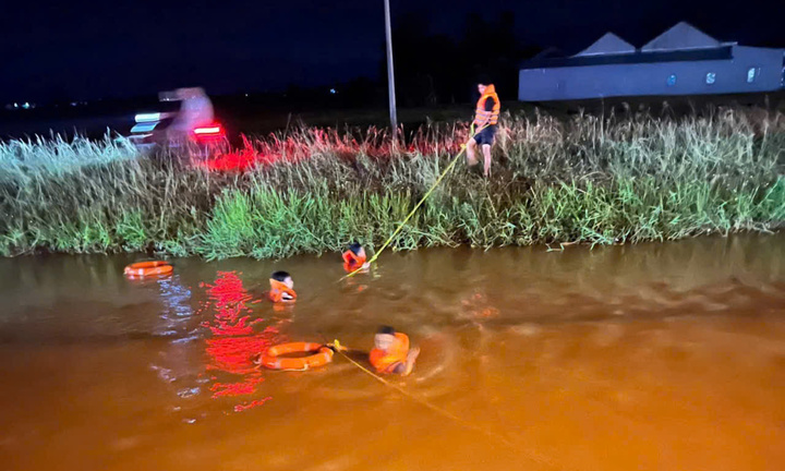 Xuyên đêm tìm kiếm nam thanh niên rơi xuống mương ở Đắk Lắk