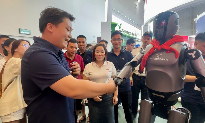 Đi bộ, bắt tay với robot hình người do Việt Nam phát triển