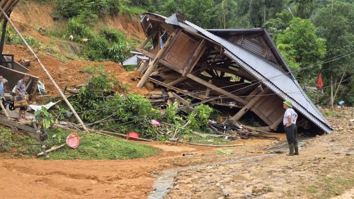 Lãnh đạo Thanh Hóa chỉ đạo đưa điện thoại vệ tinh về các xã bị lũ cô lập