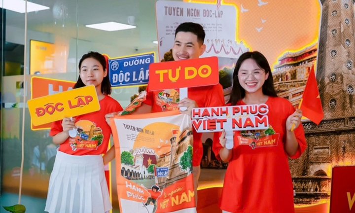 Người Việt chi hàng tỷ đồng mua khăn, áo, cờ đỏ sao vàng dịp đại lễ 2/9