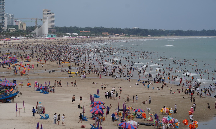 Biển TP.HCM chật kín người trong ngày thứ 3 kỳ nghỉ lễ 2/9