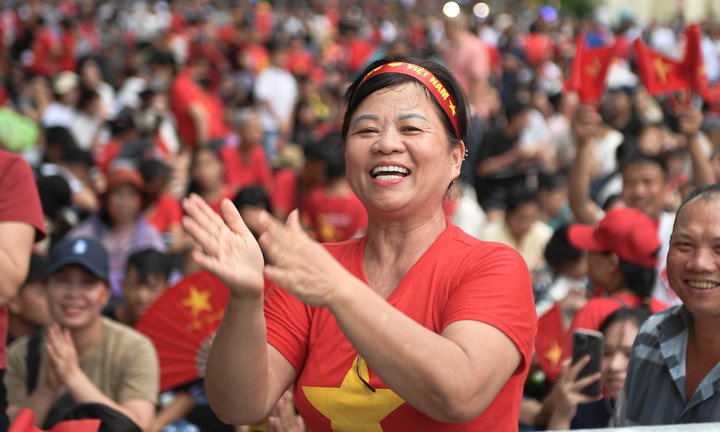 Phố đi bộ Hồ Gươm thành ‘sân khấu lớn’, người dân hoà giọng chờ diễu binh A80