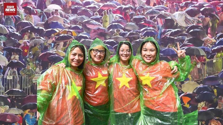 Không khí hào hùng: Khối yêu nước đội mưa chờ xem diễu binh A80