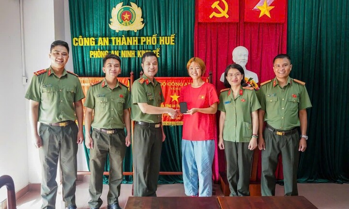 Trả điện thoại iPhone cho nữ sinh Nhật Bản đánh rơi