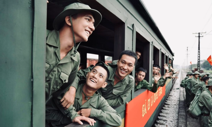 Phim 'Mưa đỏ' cán mốc 400 tỷ nhanh nhất lịch sử, sắp vượt 'Bố già'