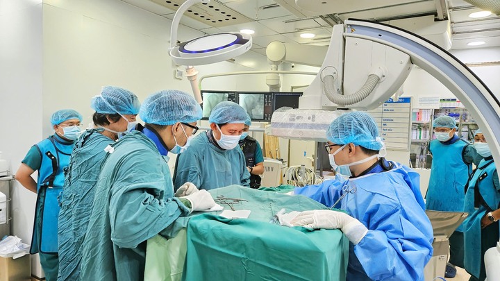 Đau bụng 3 tuần, đi khám phát hiện lồng ruột do khối u manh tràng