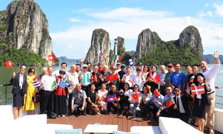 Đoàn đại biểu quốc tế đến Quảng Ninh sau ngày Quốc khánh