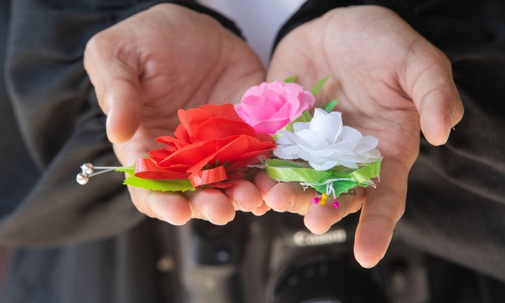 Vì sao có nghi thức bông hồng cài áo trong lễ Vu lan?