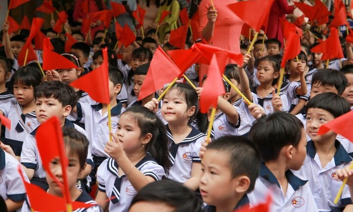 Nhiều trường không nhận hoa ngày khai giảng, mong đổi sang học bổng cho học sinh
