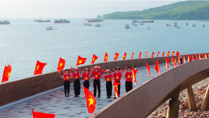 Nam đảo Phú Quốc rực rỡ cờ và pháo hoa dịp 2/9 khiến du khách không thể rời mắt