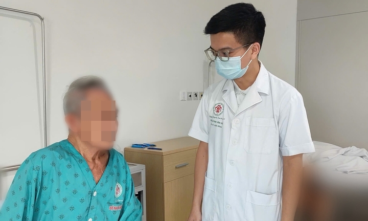 Tự nặn mụn ở chân, người đàn ông suýt chết vì biến chứng viêm màng não