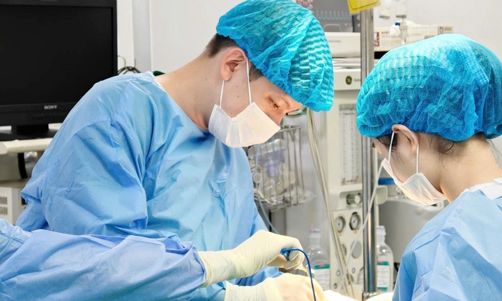 Cô gái 25 tuổi hoại tử bụng sau tiêm trị sẹo do hút mỡ